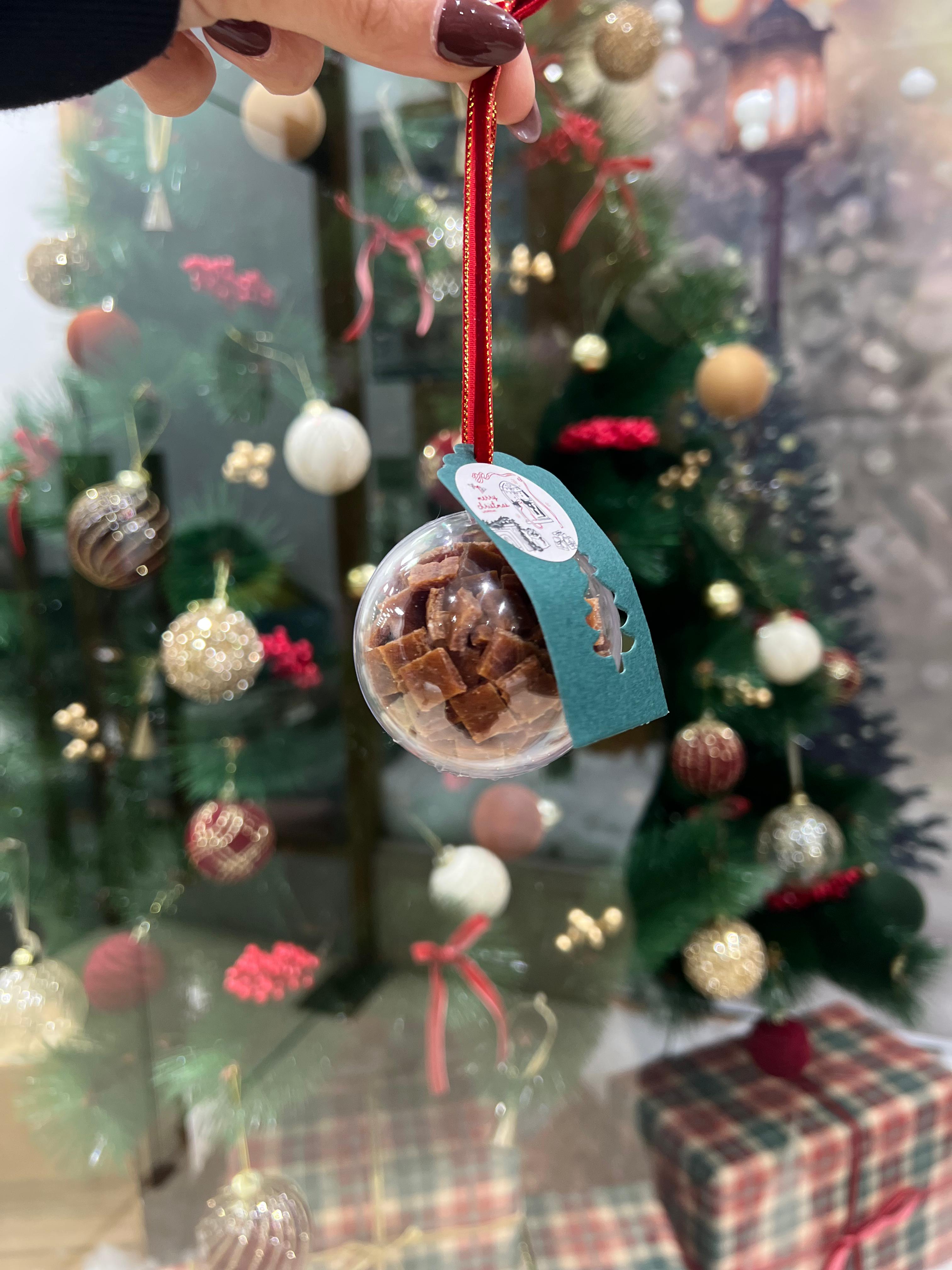 Bola Navideña con Chuches para Gato